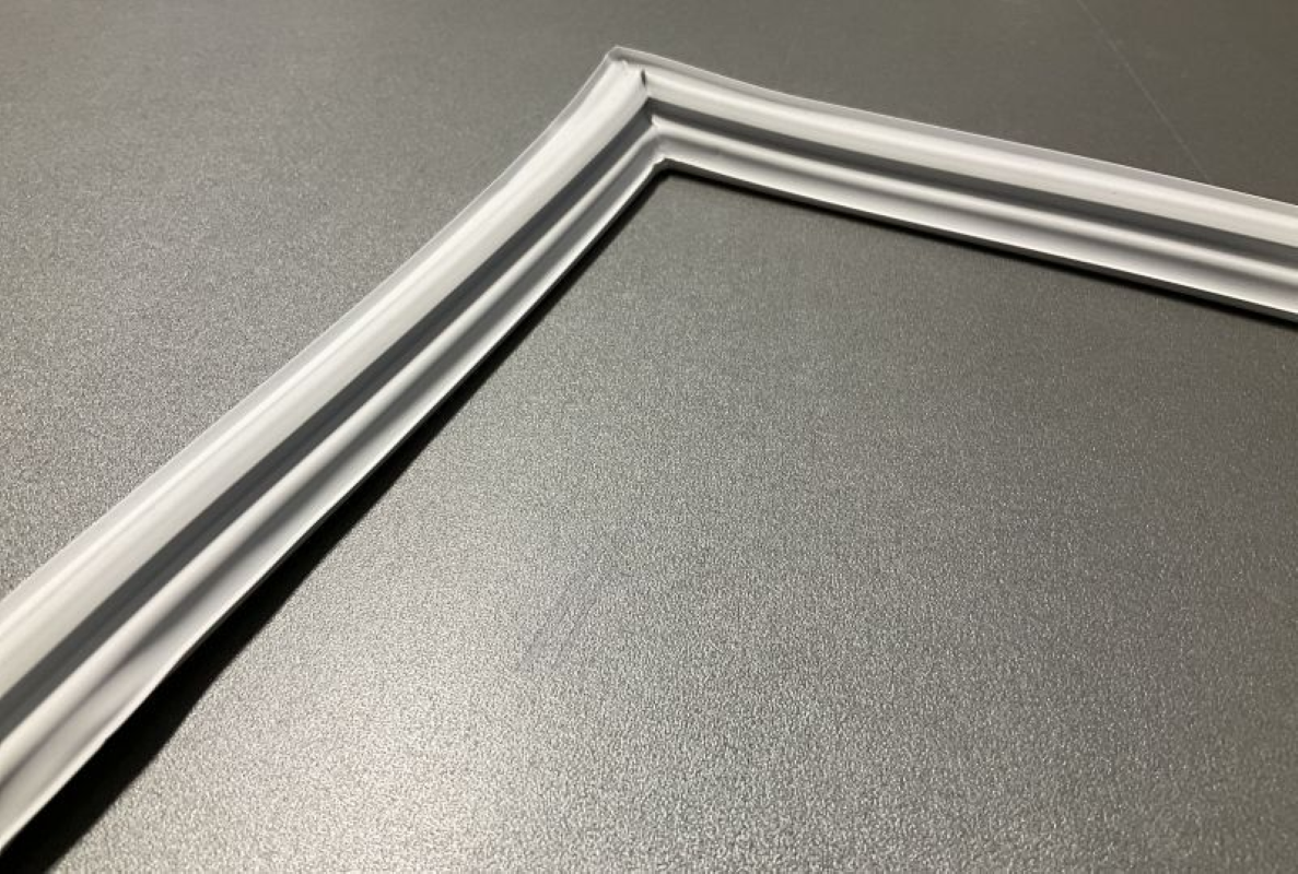 Magnetdichtung für Hisense Kühlschrank MT13 C6 L1016, zeigt die Gummidichtung in Nahaufnahme
