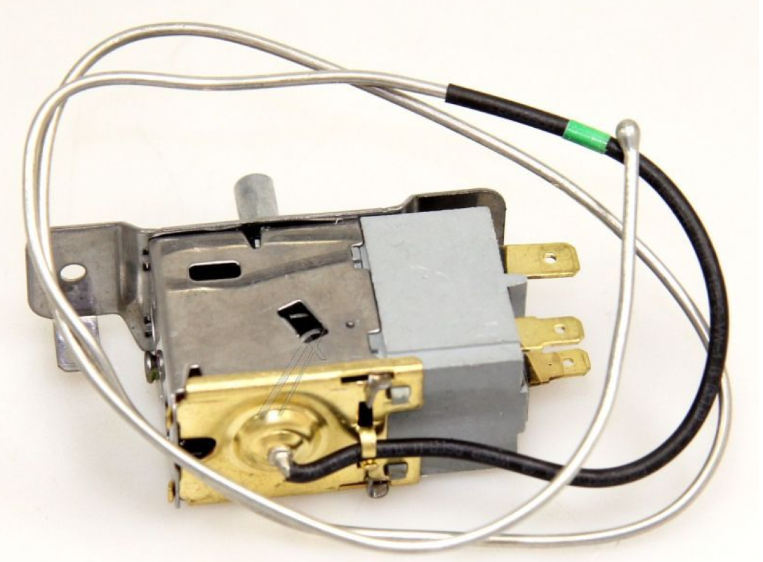 Hisense WDFE28C-L2 Thermostat mit digitalem Display und Steuerknöpfen, sichtbarer Bedienungselemente und Anschlüsse
