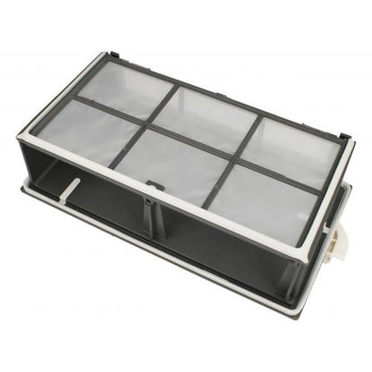 Originaler Bauknecht Flusensieb Bodenfilter für Trockner, passendes Ersatzteil, zeigt das Filter im Einsatz.