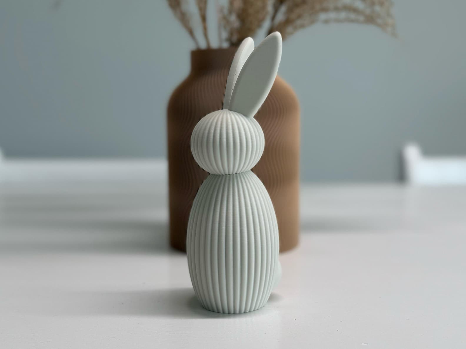 Grauer 3D Osterhase aus Osterdekoration von MAI-Parts, ideal als Geschenk oder Osterdekoration, detailreiche Hasenfigur