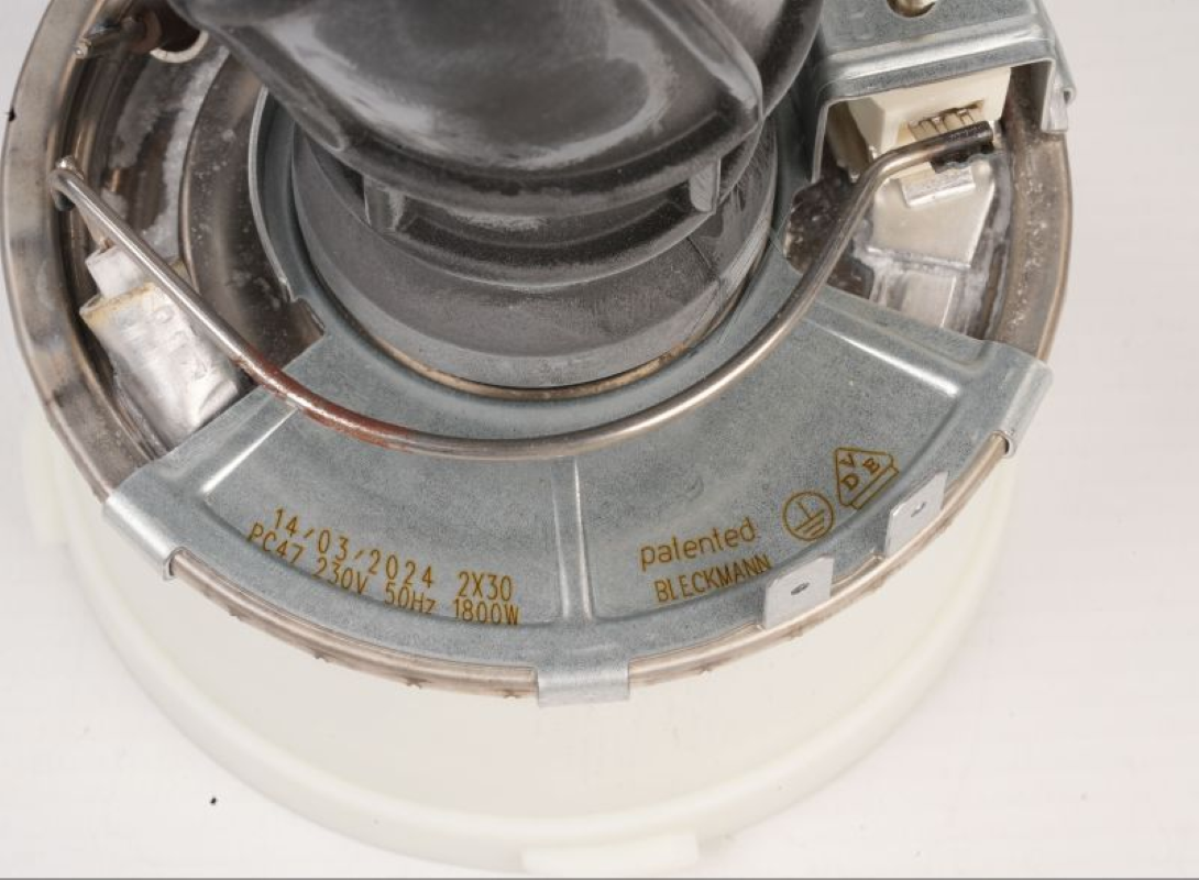 Bauknecht Heizkörper-Kit mit Schlauch und Dichtung, Modell C00857579, für Heizsysteme, aus robusten Materialien.