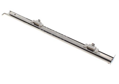 Bauknecht Schiene rechts C00637085, Originalersatzteil, zeigt die rechte Montageschiene aus Metall.