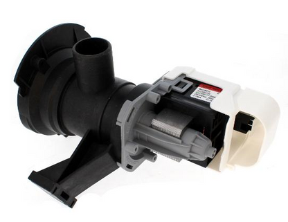 Laugenpumpe RC006100 von Bauknecht, passende Ersatzpumpe für Waschmaschinen, zeigt die Pumpe mit Schläuchen und Anschluss.