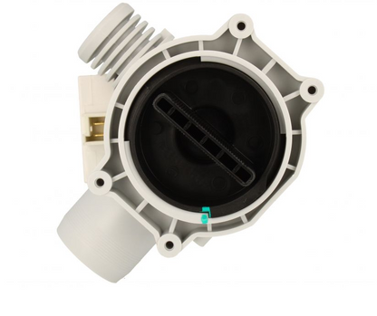 Vestel Abflusspumpe für Waschmaschine, original, mit 13mm Anschluss, zeigt die Pumpe im Einsatz.